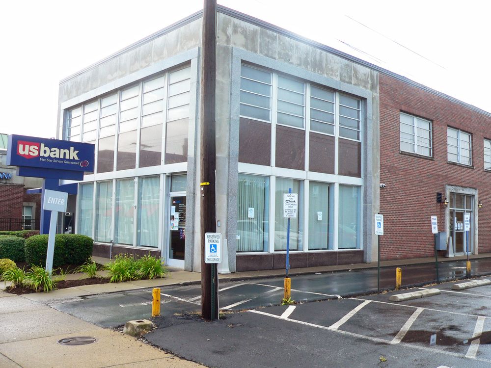 Two-Story Office Building: 111 S 4th St, Danville, KY 40422